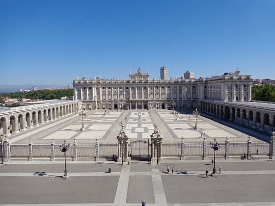 Take A Look At The 5 Largest Palaces In The World